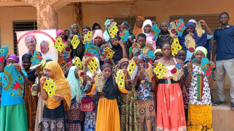 Sourou/Santé : Des jeunes filles initiées à la confection des kits hygiéniques