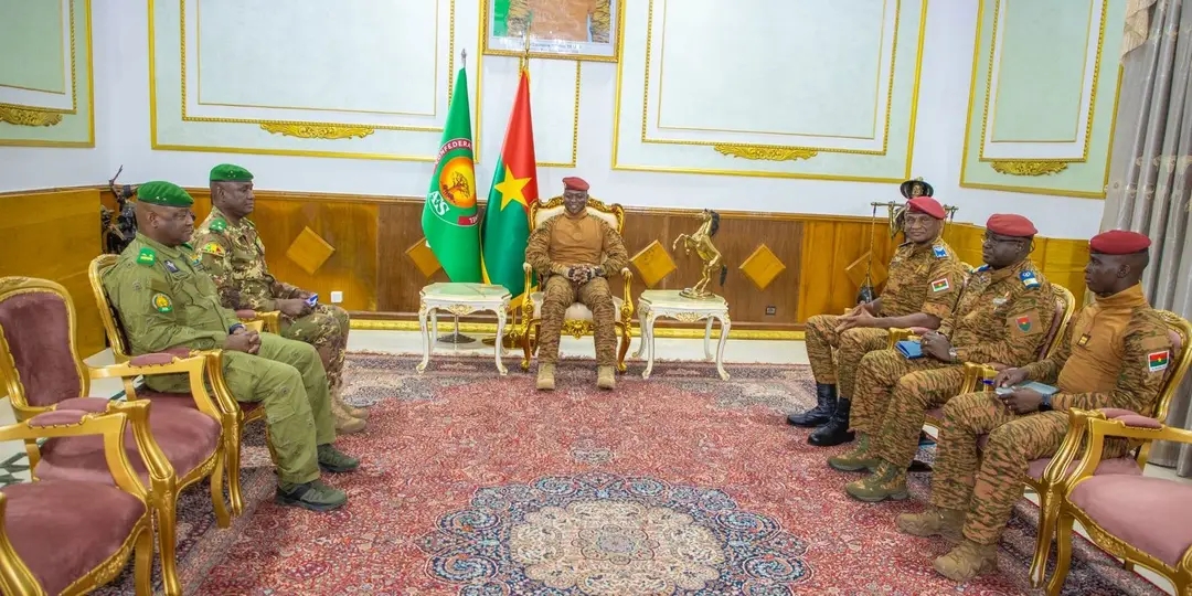 Mise en place de la force unifiée de l’AES : le compte rendu fait au Président du Faso par les Chefs d’État-major généraux des armées 