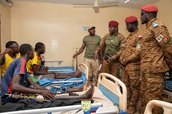 Kaya:Le Lieutenant-Colonel Mahamady Sawadogo aux chevets des VDP blessés