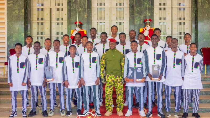 AUDIENCE DU PRÉSIDENT DU FASO Le Capitaine Ibrahim TRAORÉ aux Étalons U17 : « vous devez rester ensemble et nous ramener la CAN senior ! »