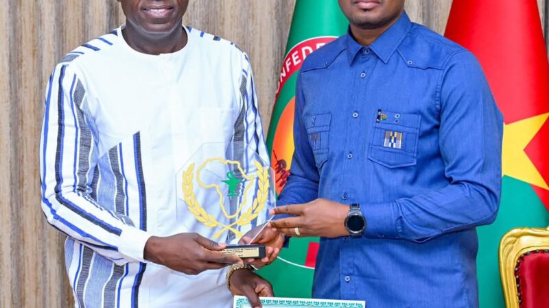 Recherche scientifique : Le Professeur Halidou Tinto présente son Prix d’Excellence au Premier ministre.