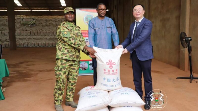 Aide humanitaire : la République Populaire de Chine fait don de 1 629,9 tonnes de riz au Burkina Faso