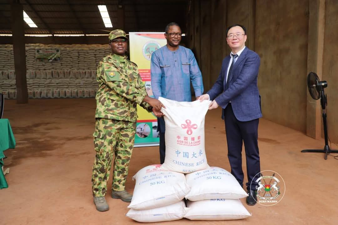 Aide humanitaire : la République Populaire de Chine fait don de 1 629,9 tonnes de riz au Burkina Faso