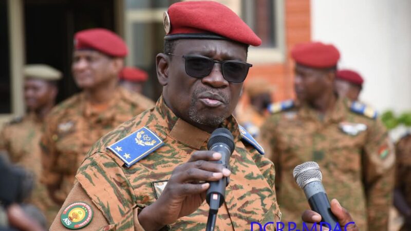 Cérémonie mensuelle de montée des couleurs : le Ministre de la défense appelle les troupes à un engagement sans faille