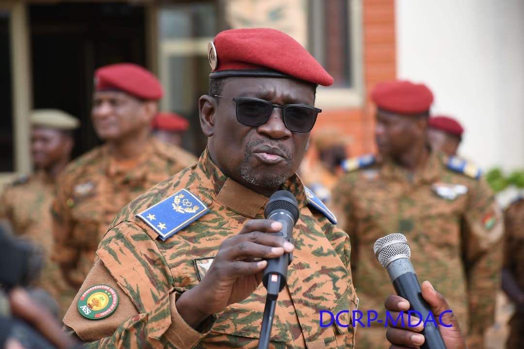 Cérémonie mensuelle de montée des couleurs : le Ministre de la défense appelle les troupes à un engagement sans faille