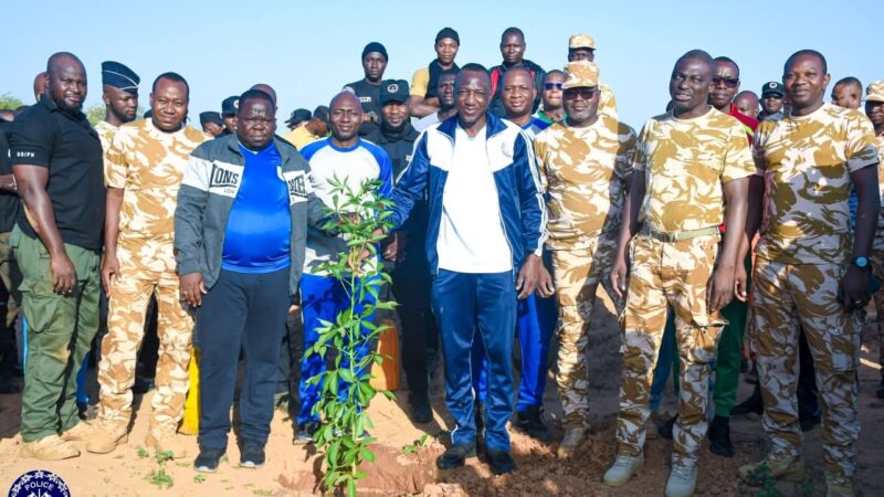 Défi ‘’05 millions d’arbres en une heure’’ : La Police Nationale met sous terre des centaines de plants
