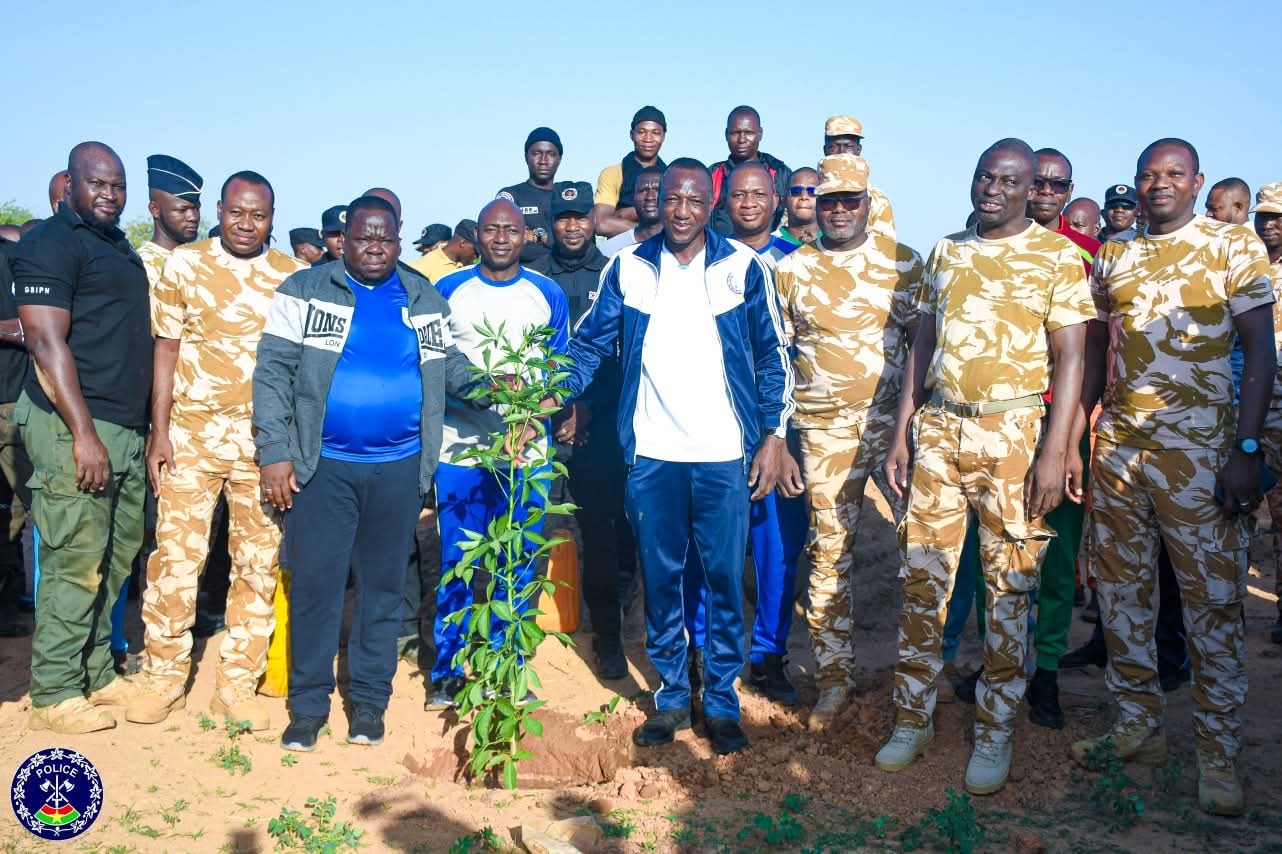 Défi ‘’05 millions d’arbres en une heure’’ : La Police Nationale met sous terre des centaines de plants