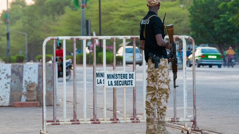 Postes de contrôle : le ministère de la Sécurité met en garde contre les abus des forces de l’ordre