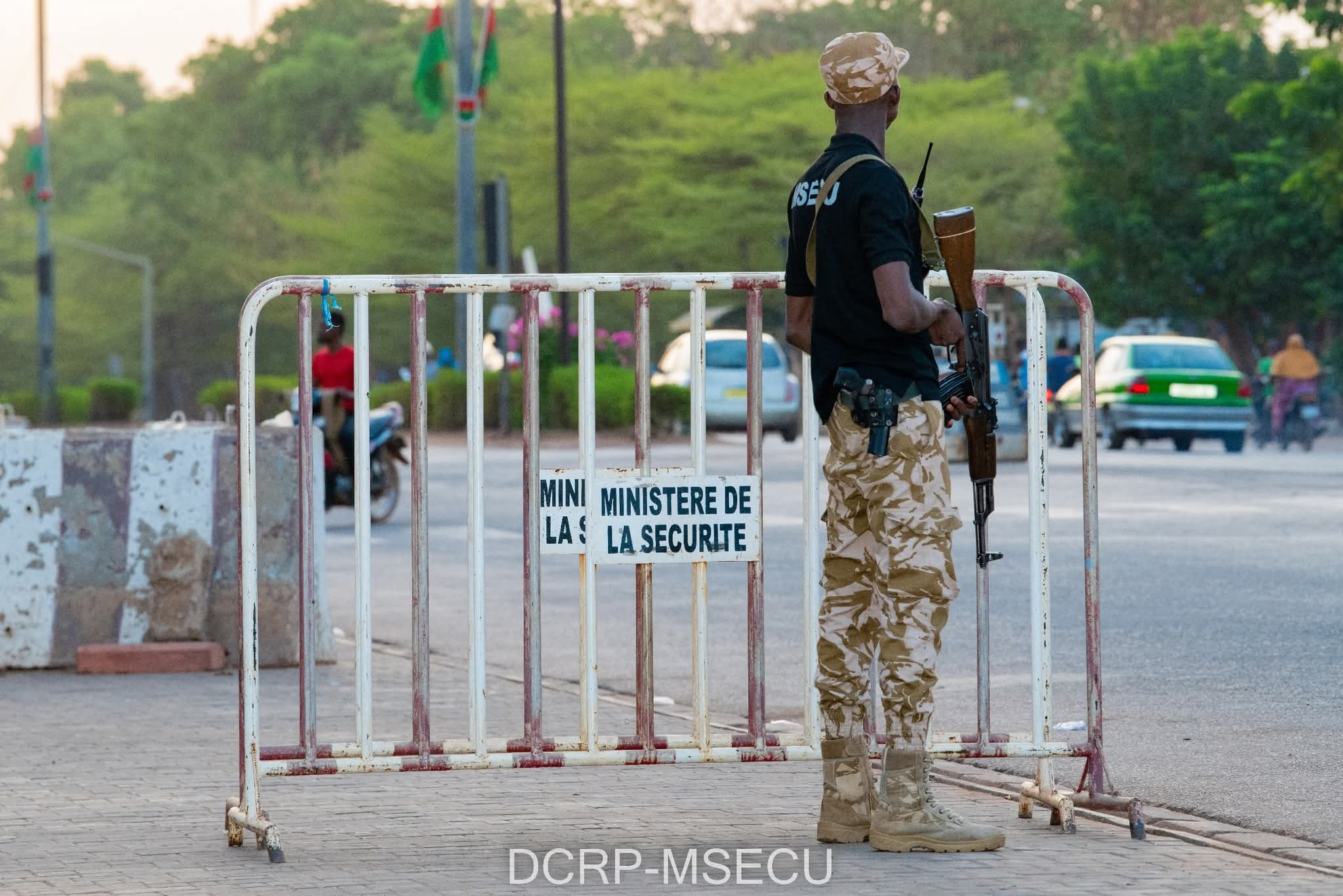 Postes de contrôle : le ministère de la Sécurité met en garde contre les abus des forces de l’ordre
