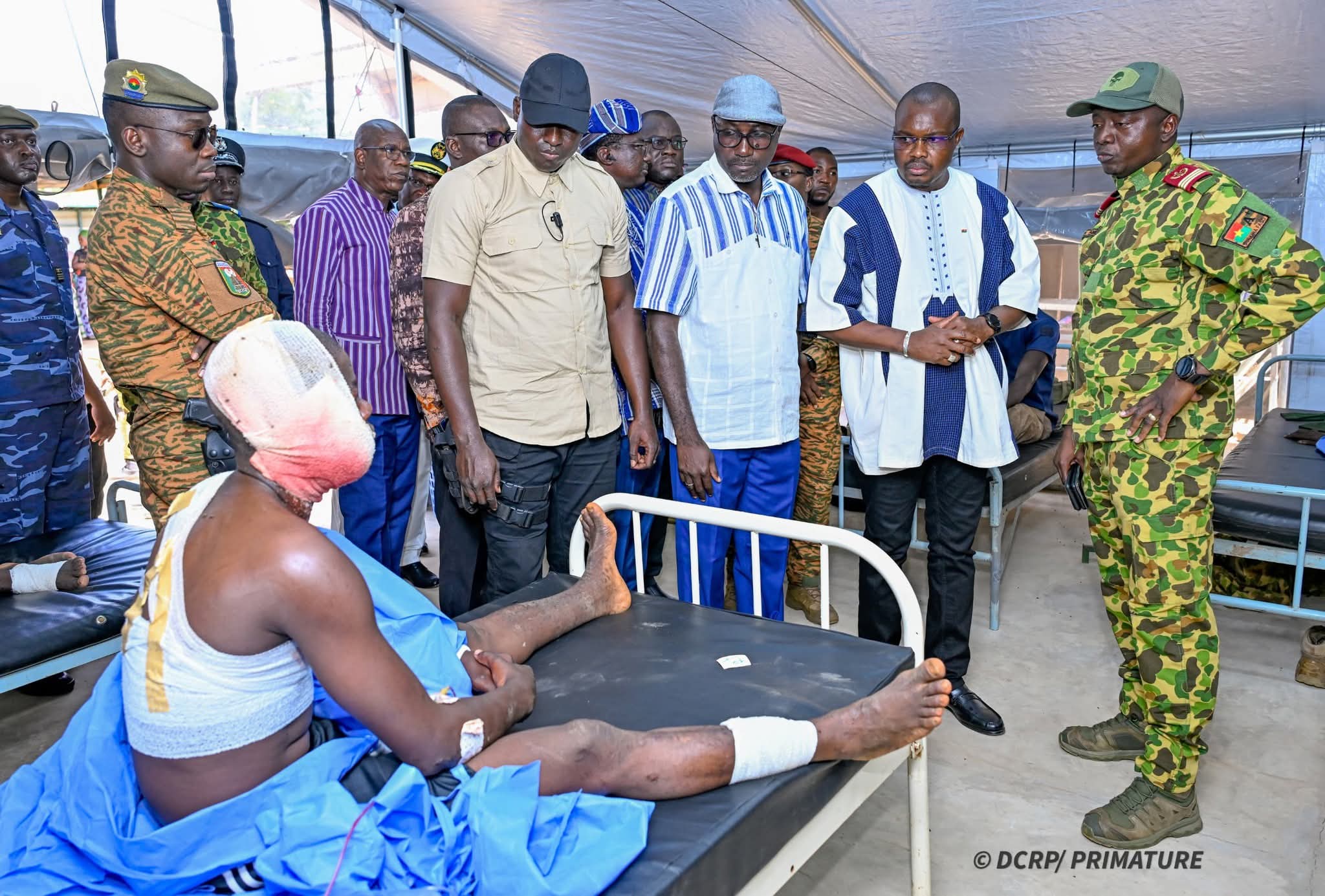 CHR de Fada N&rsquo;Gourma: le premier ministre au chevet des soldats blessés