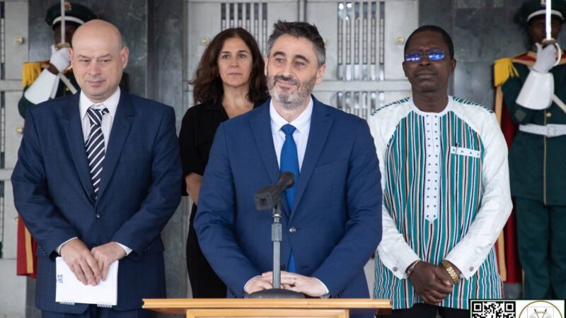 Le Capitaine Ibrahim TRAORÉ reçoit l’Ambassadeur de l’Union européenne en fin de mission