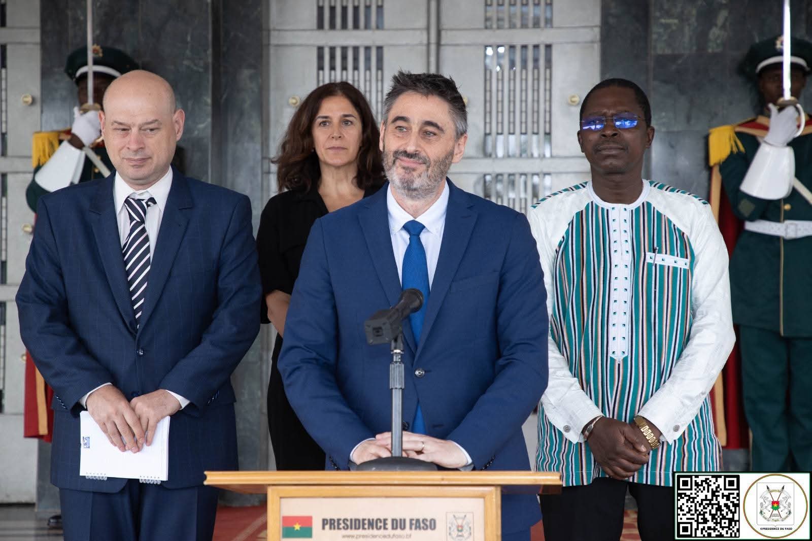 Le Capitaine Ibrahim TRAORÉ reçoit l’Ambassadeur de l’Union européenne en fin de mission