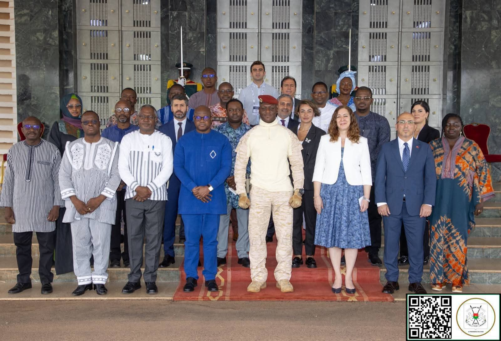 transplantation rénale au Burkina Faso:le président du Faso félicite l&rsquo;équipe médicale