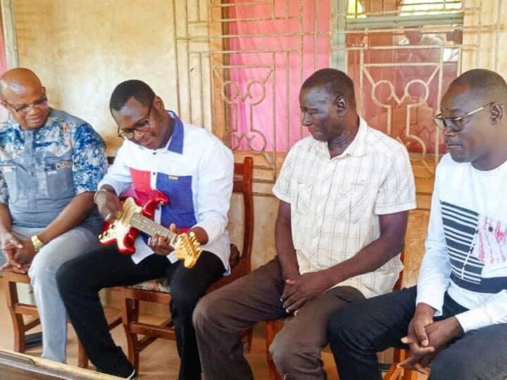 Collecte des archives révolutionnaires : la célèbre guitare rouge de Thomas Sankara remise au ministre de la Culture