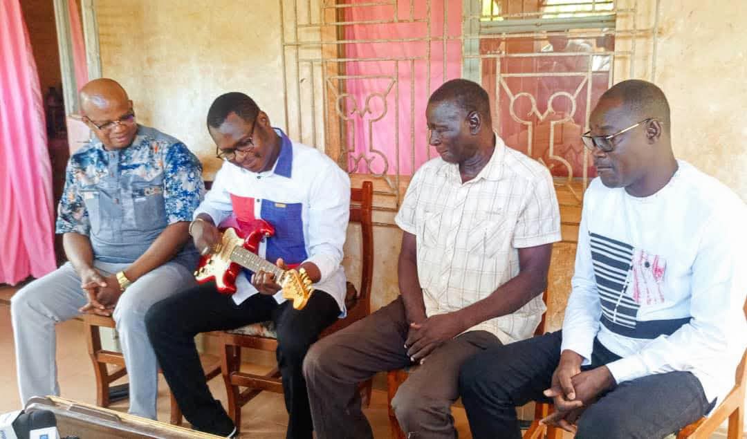 Collecte des archives révolutionnaires : la célèbre guitare rouge de Thomas Sankara remise au ministre de la Culture