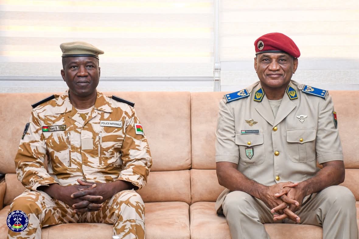 Visite de courtoisie :Le Directeur Général de la Police Nationale chez le Chef d’Etat-Major Général des Armées.