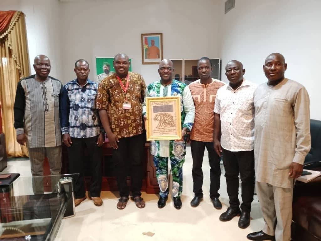 Réintégration dans la Fonction Publique : des professeurs d&rsquo;anglais reconnaissants à Bassolma BAZIÉ