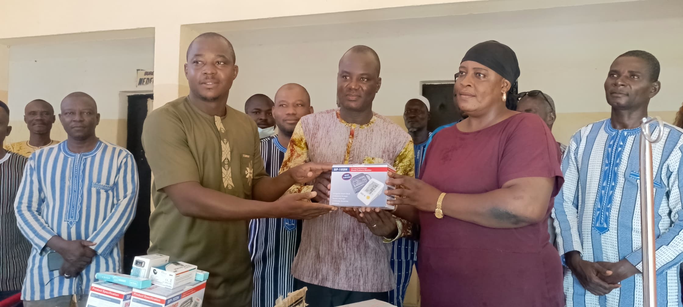 Tougan :des commerçants offrent du matériel au centre médical