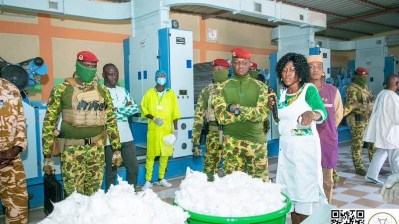 SOUTIEN À LA RELANCE INDUSTRIELLE:Le Capitaine Ibrahim TRAORÉ encourage la promotrice de la SO.FA.CO-B