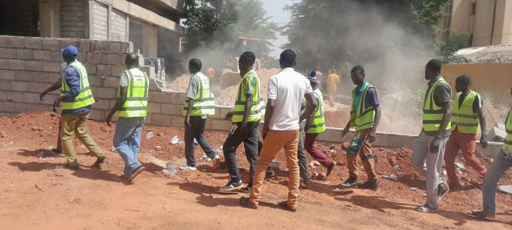 Ouagadougou : DEMOLITION D&rsquo;UN MUR EN MATERIAUX DEFINITIFS ÉRIGÉ ILLICITEMENT SUR LA RUE DE LA JUSTICE. 