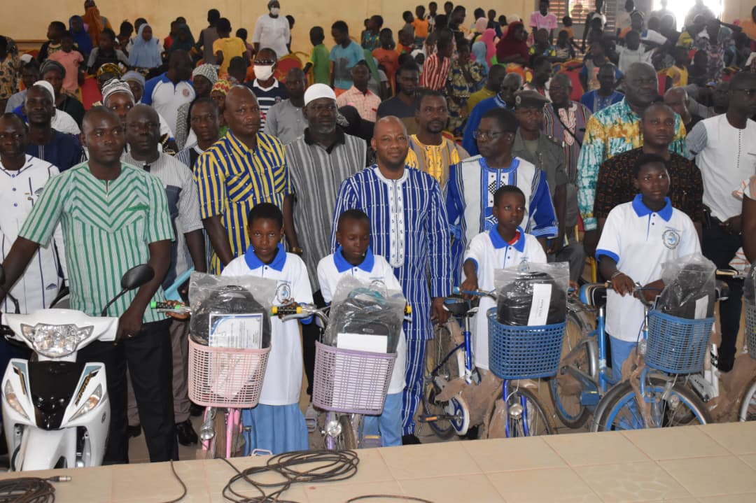 Sourou/Éducation : Les meilleurs élèves et enseignants primés