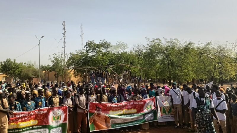 Sourou : les élèves saluent la  Révolution Progressiste Populaire. 