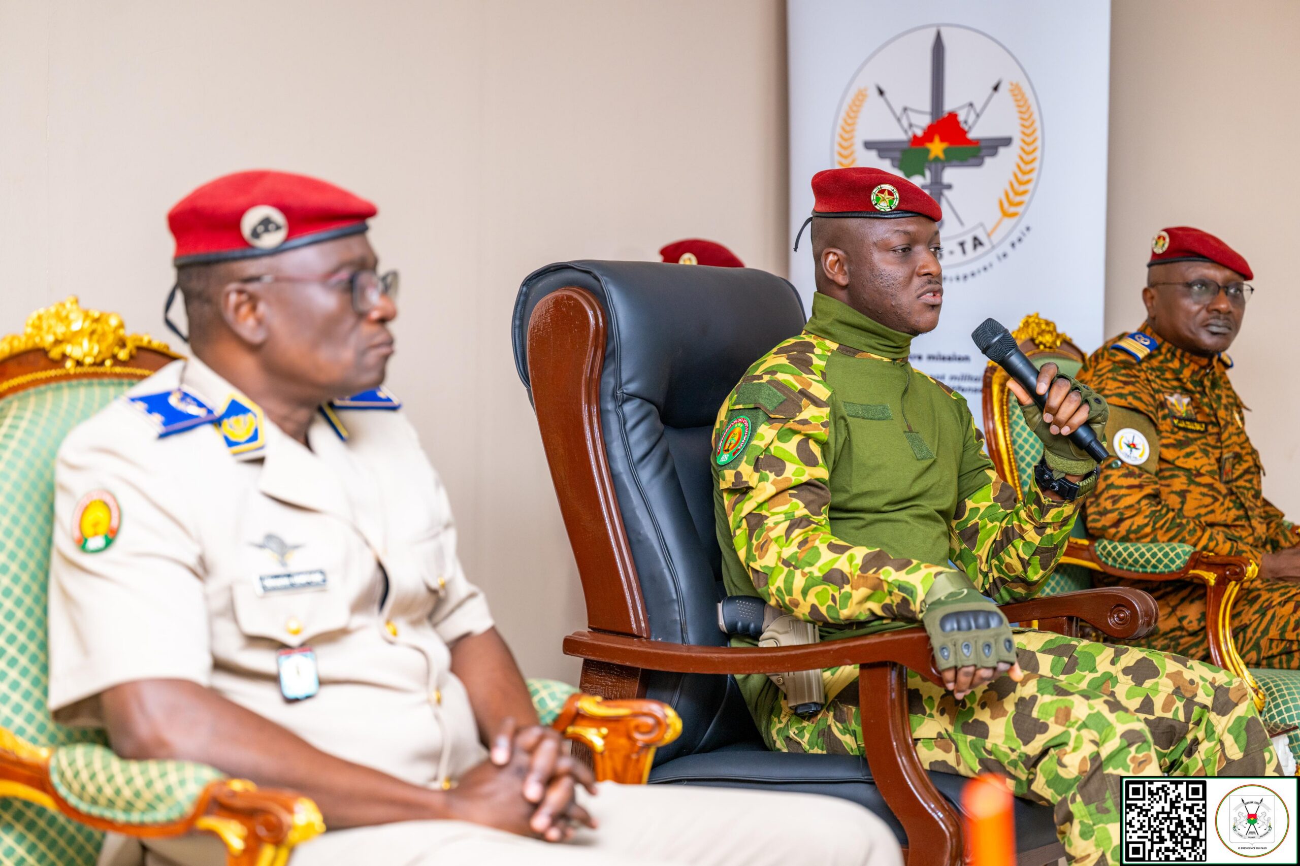 VISITE DU CHEF DE L’ÉTAT À L’INSTITUT DE L&rsquo;ENSEIGNEMENT MILITAIRE SUPÉRIEUR TIEFO-AMORO