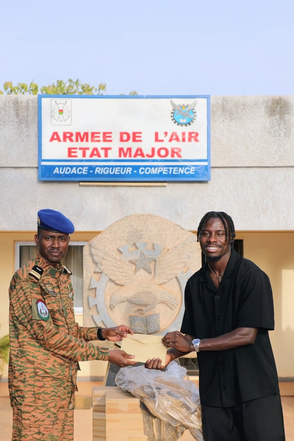 Solidarité nationale : Giorgi Minoungou fait un don aux orphelins de l’Armée de l’Air