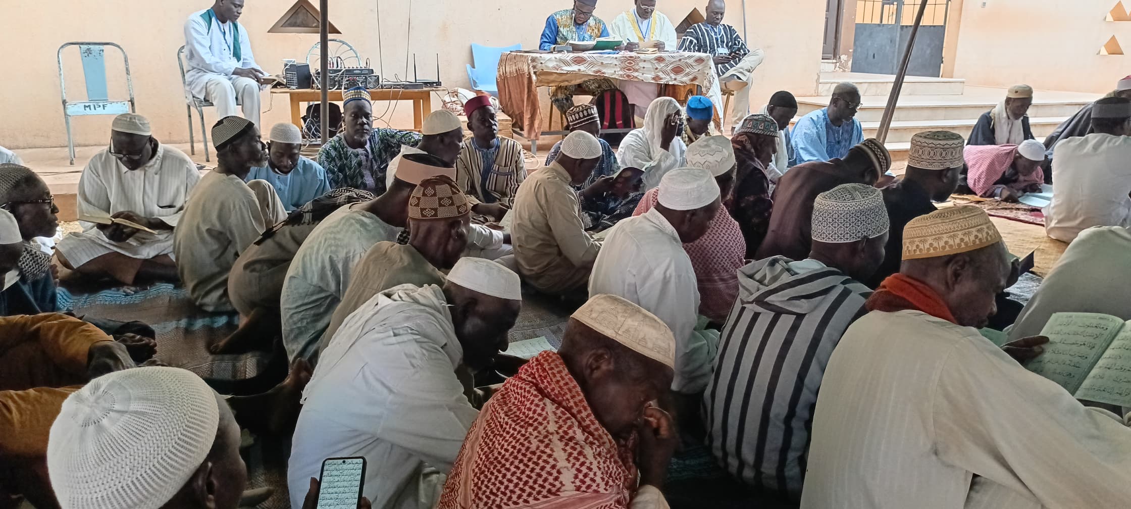 Lecture du Saint Coran:  Le Tafsir du Soir ou prone la paix