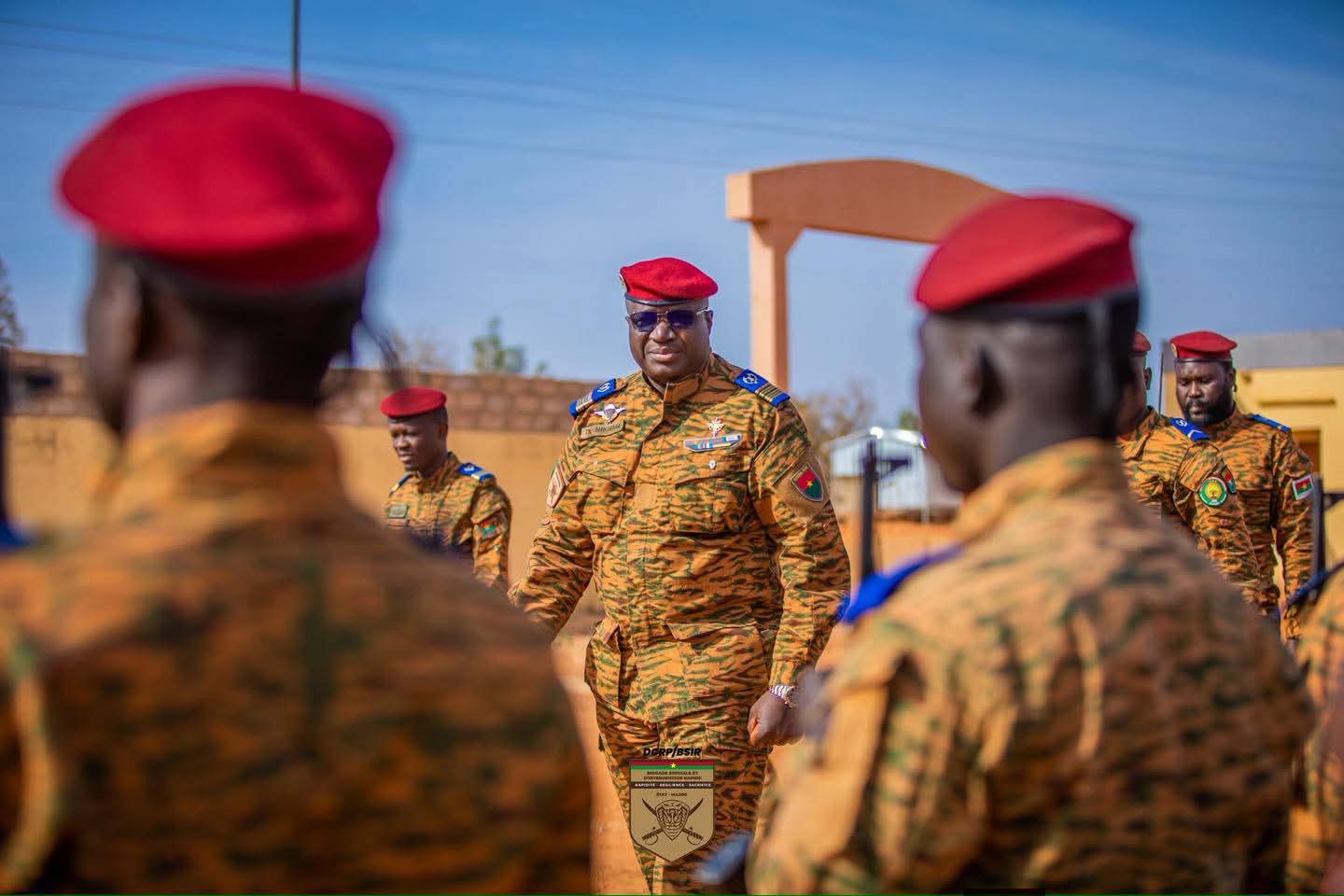 Galvanisation des troupes : Le Colonel-Major Théophile Nikiéma en visite au Bataillon blindé d’intervention rapide (BBIR)