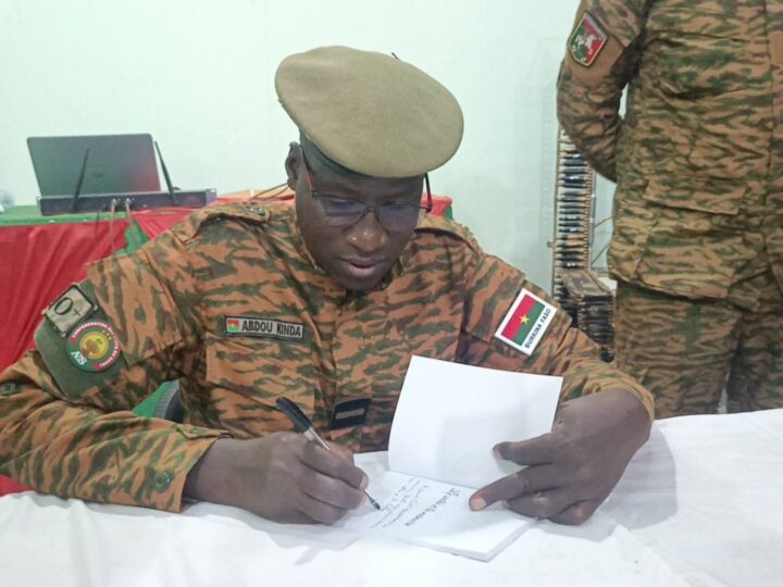 Littérature : l’Adjudant-chef Abdou KINDA dédicace « Le Sable et la Mémoire »