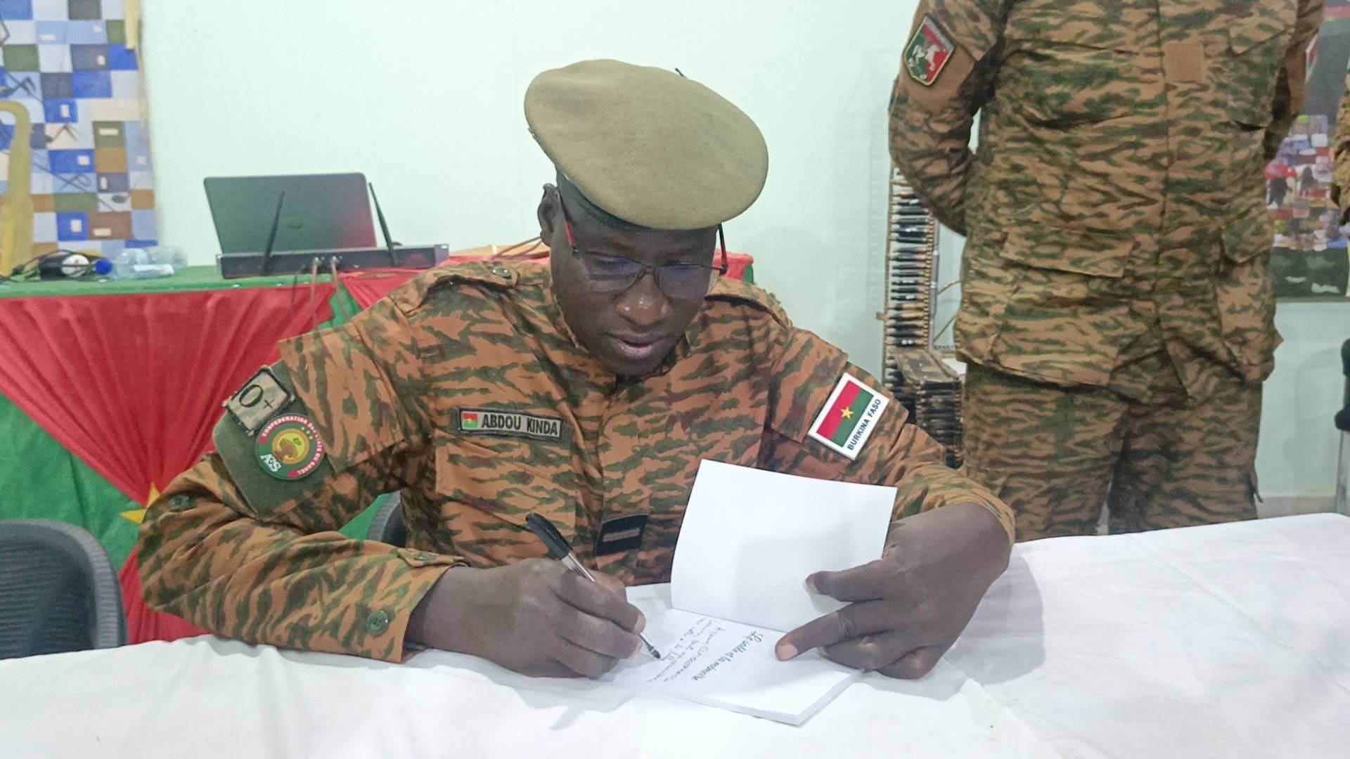 Littérature : l’Adjudant-chef Abdou KINDA dédicace « Le Sable et la Mémoire »
