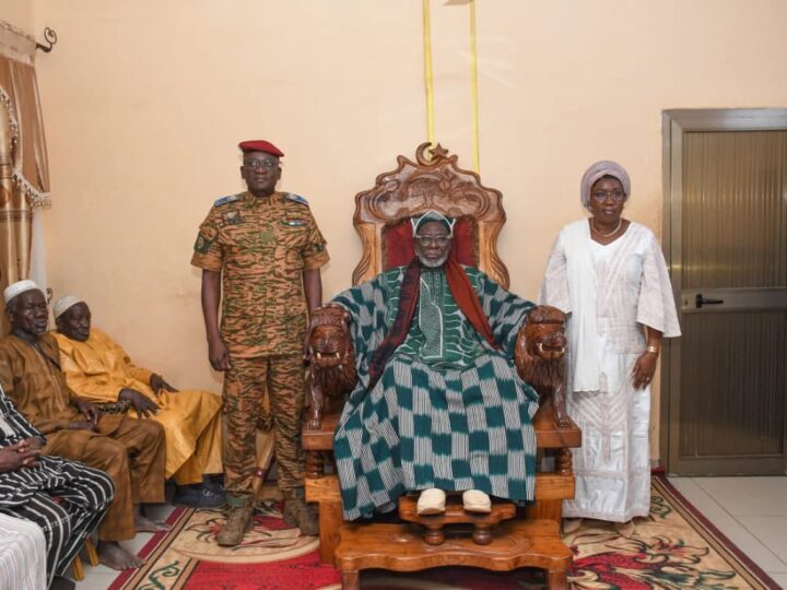 Bobo-Dioulasso : Le Ministre de la Guerre et de la Défense Patriotique au Palais de Sa Majesté Sidiki Sanou. 
