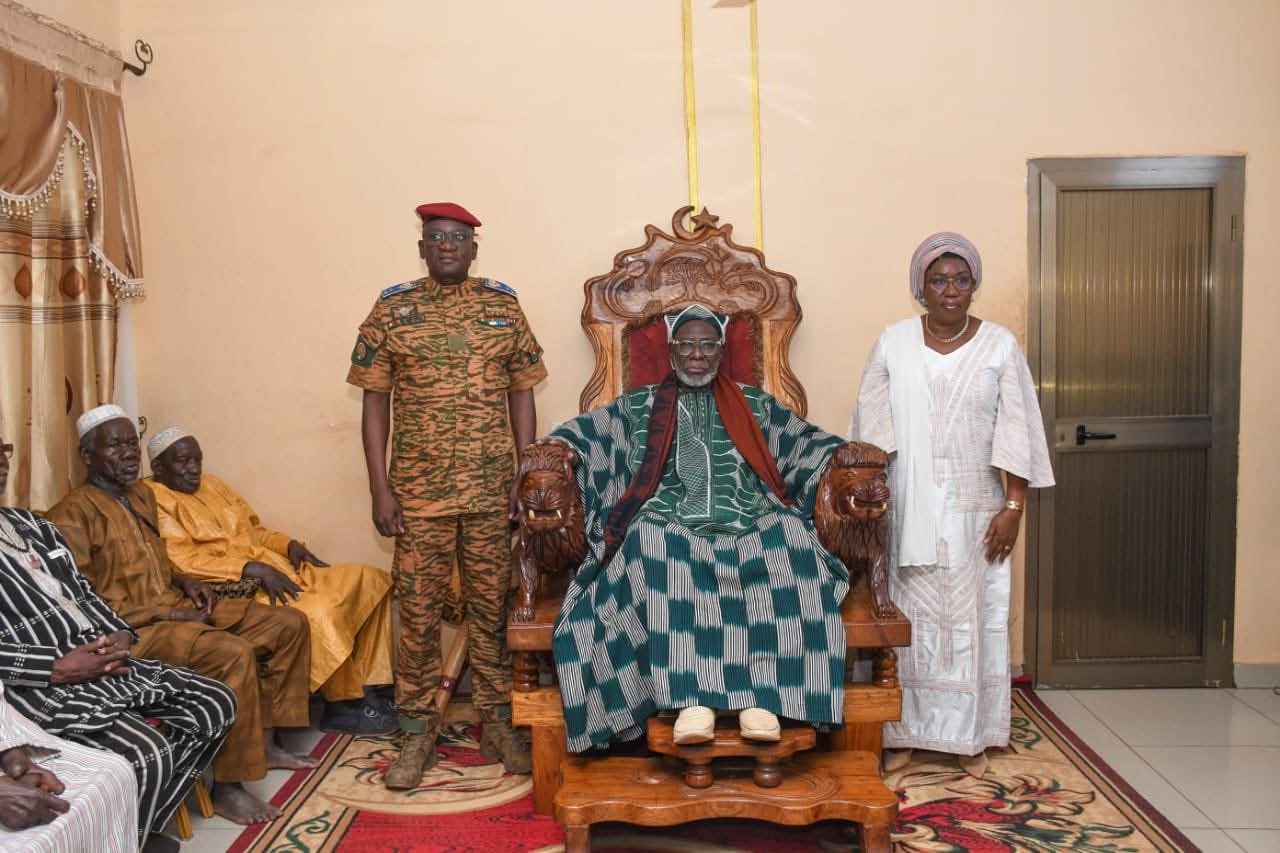Bobo-Dioulasso : Le Ministre de la Guerre et de la Défense Patriotique au Palais de Sa Majesté Sidiki Sanou. 