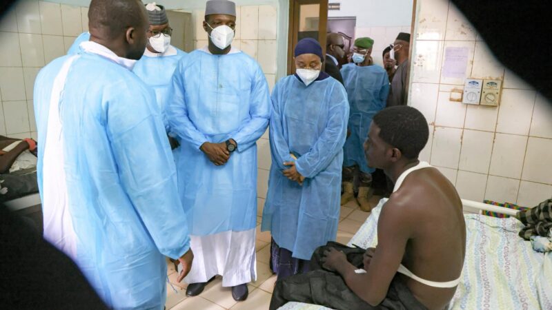 Mali: le Premier ministre et le Président du CNT au chevet des blessés de Kati