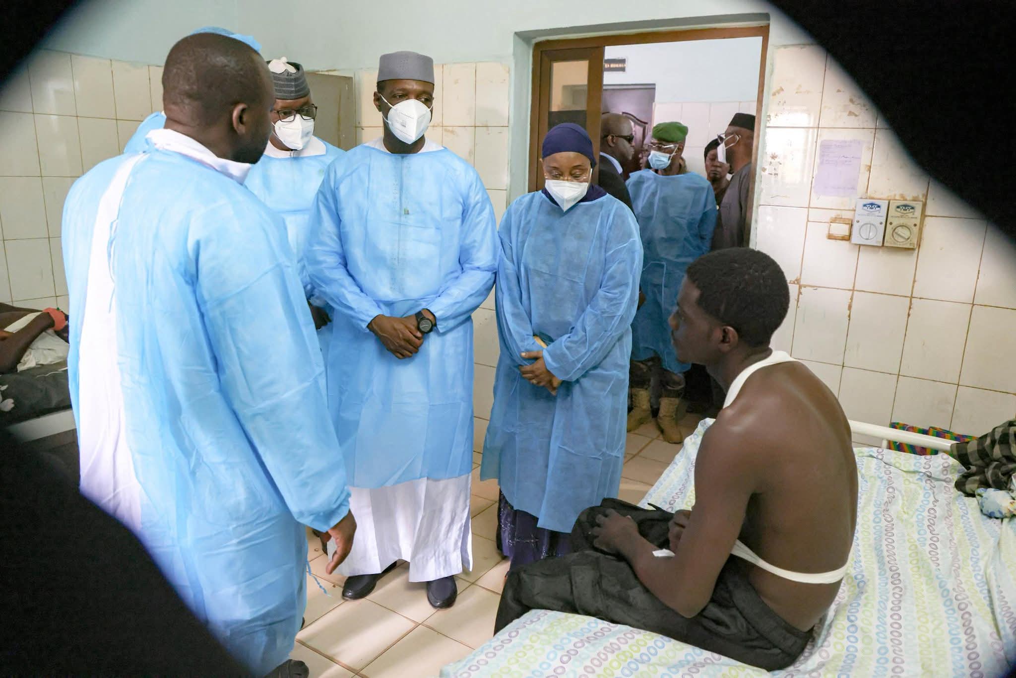 Mali: le Premier ministre et le Président du CNT au chevet des blessés de Kati