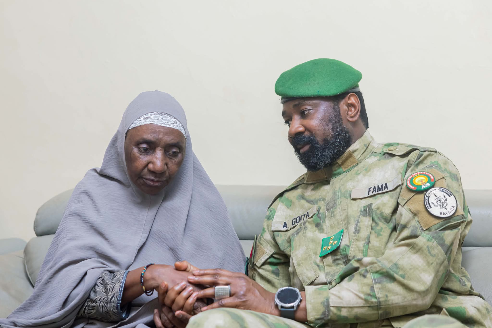 ATTAQUE DU 25 AVRIL : Visite du Président de la Transition aux blessés et condoléances à la famille du Général de corps d’Armée Sadio CAMARA