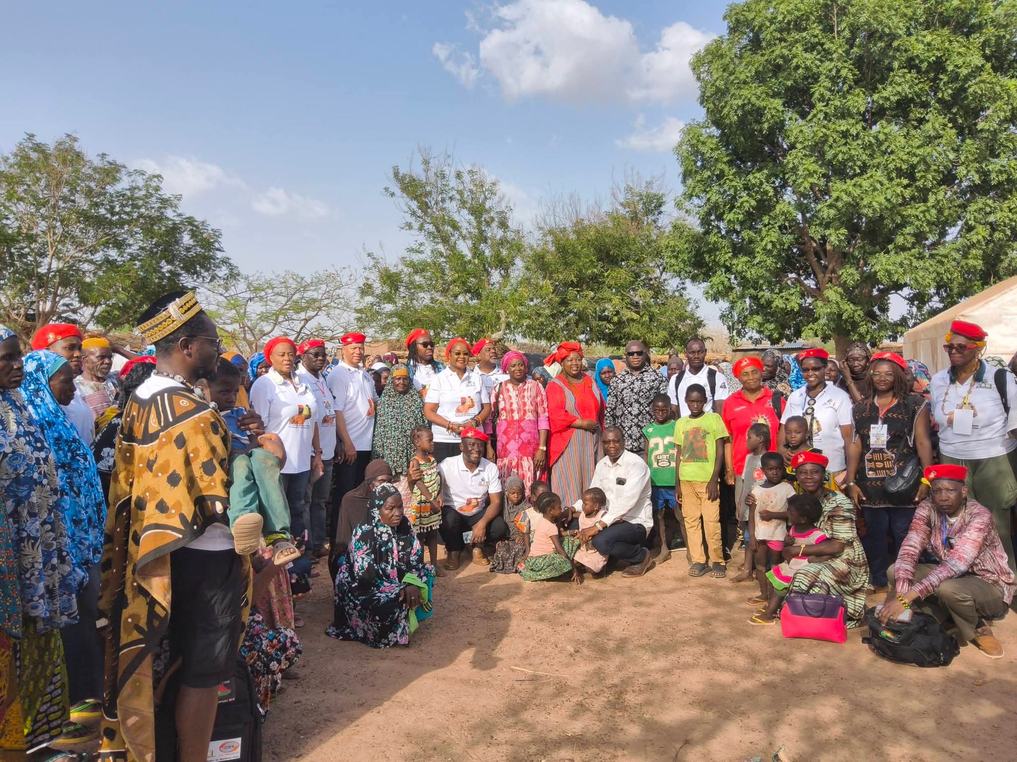 Soutien humanitaire : les Afrodescendants offrent des vêtements aux déplacés internes de Bigtogo