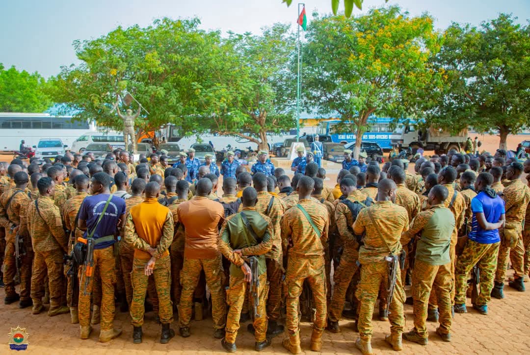 Opérations de reconquête du territoire : le Chef d’État-Major au plus près de ses hommes, avant leur déploiement et à leur retour de mission.  
