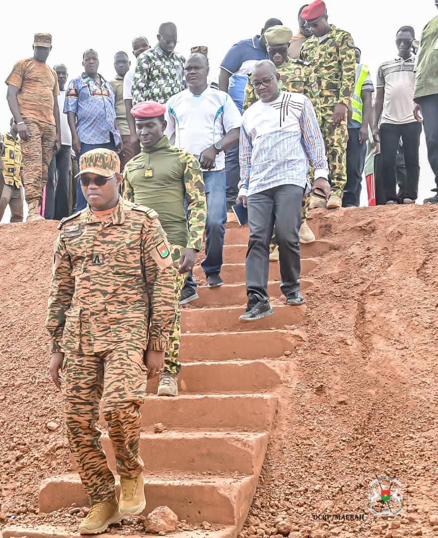 Mobilisation des eaux de surface :le Camarade Ministre d&rsquo;État Ismaël SOMBIE visite le barrage de Kokologho