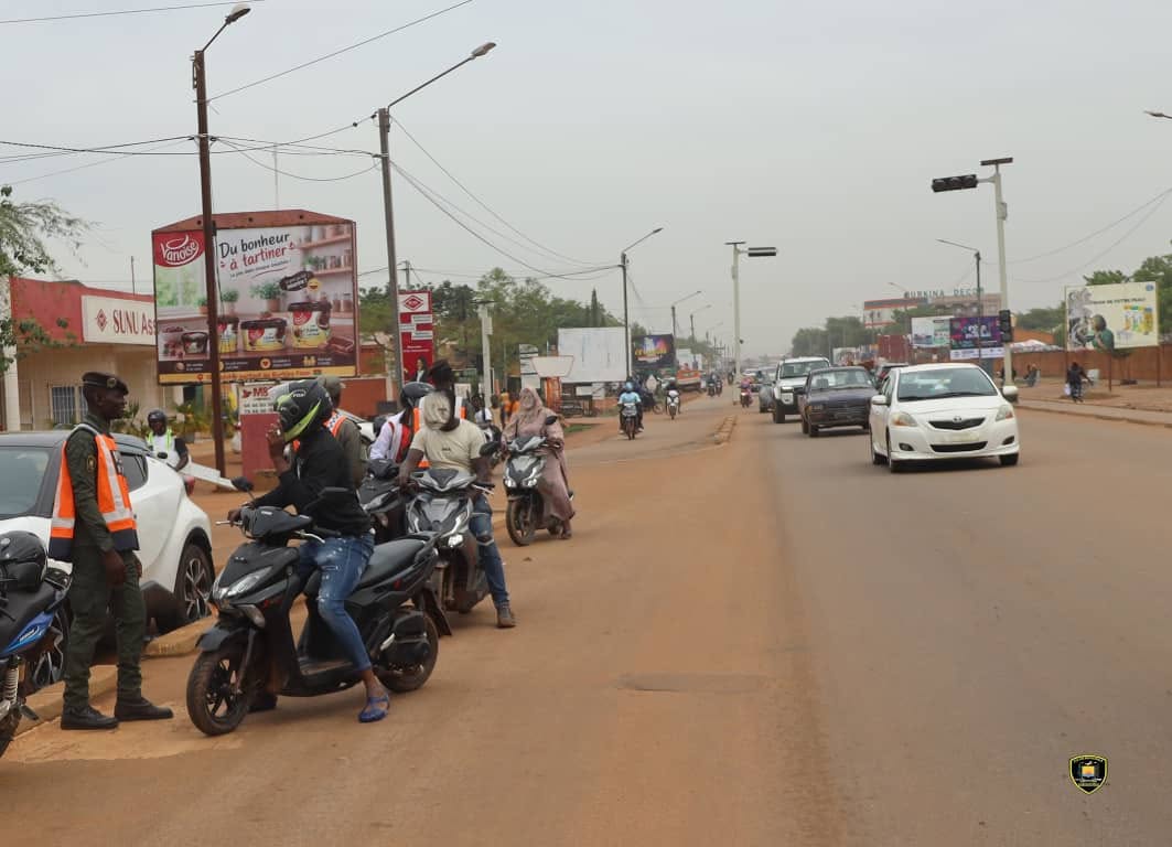 Sécurité routière : la Police municipale sensibilise les conducteurs de vélomoteurs à Ouagadougou