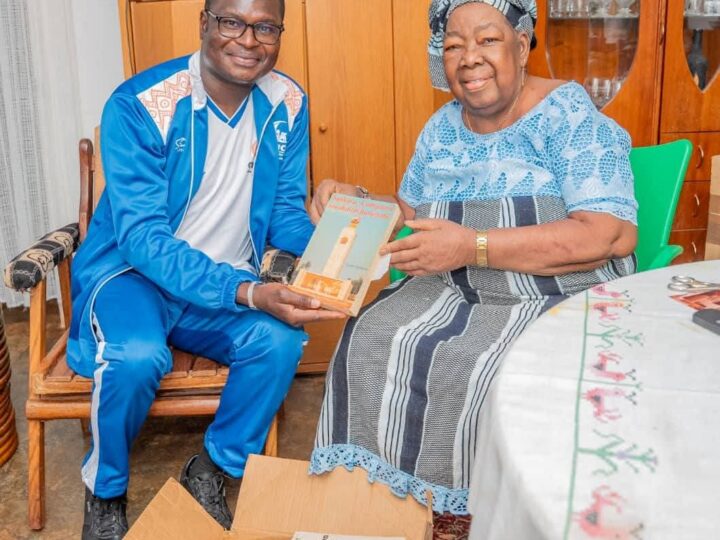 Collecte des archives et artefacts du Capitaine Isidore Noël Thomas SANKARA : une promotrice culturelle du Bankui remet des documents au MCCAT 