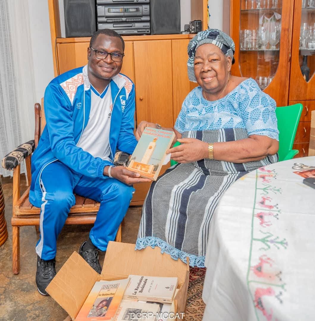 Collecte des archives et artefacts du Capitaine Isidore Noël Thomas SANKARA : une promotrice culturelle du Bankui remet des documents au MCCAT 