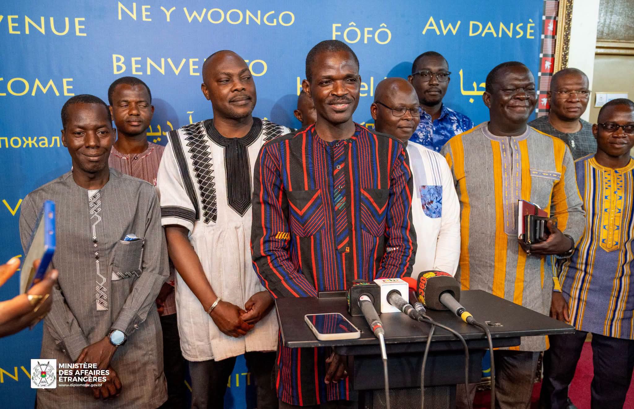 Rupture diplomatique Burkina Faso-République française : le ministre des Affaires étrangères reçoit les diplomates burkinabè au complet de retour de Paris