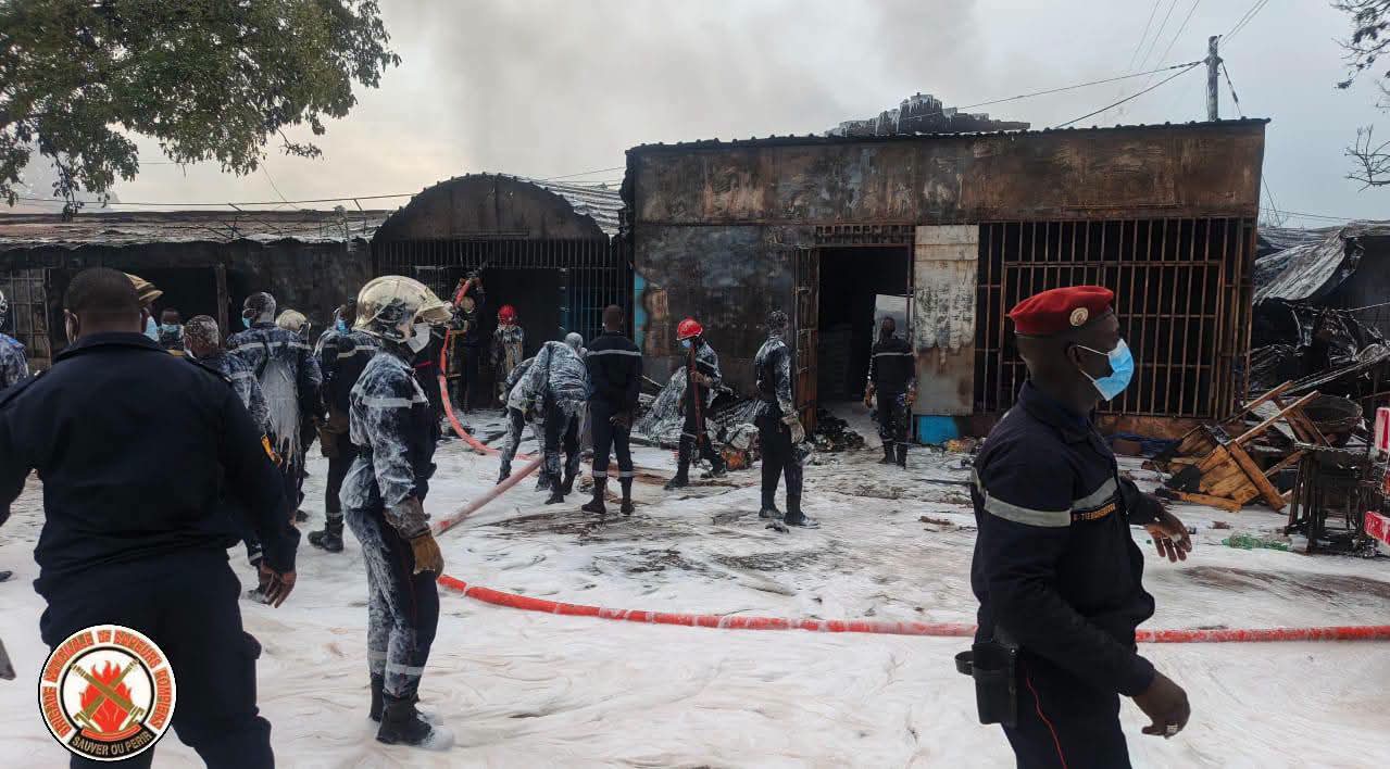 Bobo-Dioulasso : les sapeurs-pompiers maîtrisent un incendie dans des magasins