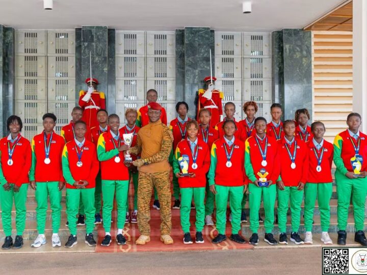 Le Capitaine Ibrahim TRAORÉ salue le patriotisme des Étalons U15 filles, médaillées d’argent à la Coupe d&rsquo;Afrique scolaire   ‎