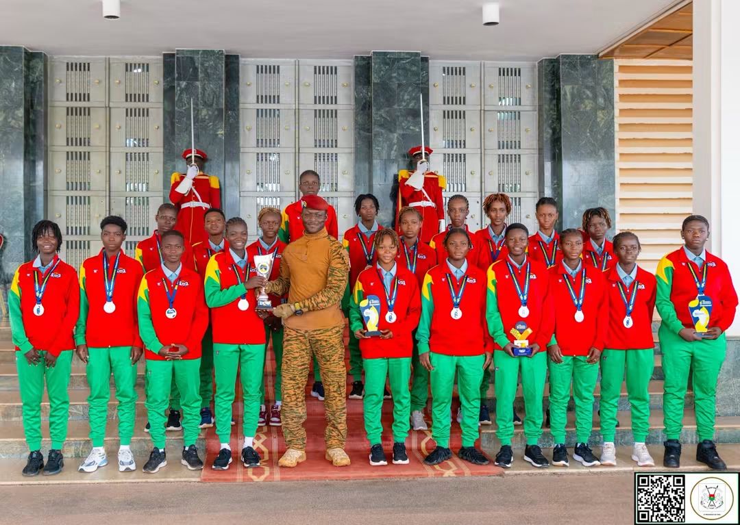 Le Capitaine Ibrahim TRAORÉ salue le patriotisme des Étalons U15 filles, médaillées d’argent à la Coupe d&rsquo;Afrique scolaire   ‎