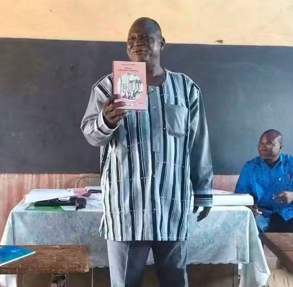 BURKINA FASO : ENLEVÉ PAR DES HOMMES ARMÉS, IL TRANSFORME SON ÉPREUVE EN UN ROMAN POUR LA PAIX
